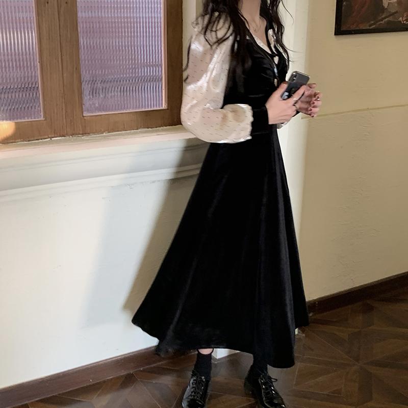 Kawaiifashion schwarze Damen-Velet-Kleider im Vintage-Stil in Kontrastfarbe mit herzförmigen Schnallen und Punkten