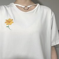 T-shirt da donna casual ricamate a fiori ritagliate con anello-Kawaiifashion