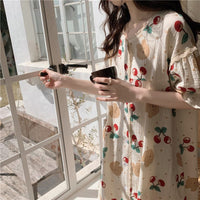 Camicia da notte stampata ciliegia con orso kawaii Kobine da donna