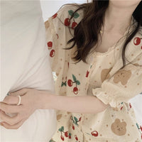 Camicia da notte stampata ciliegia con orso kawaii Kobine da donna